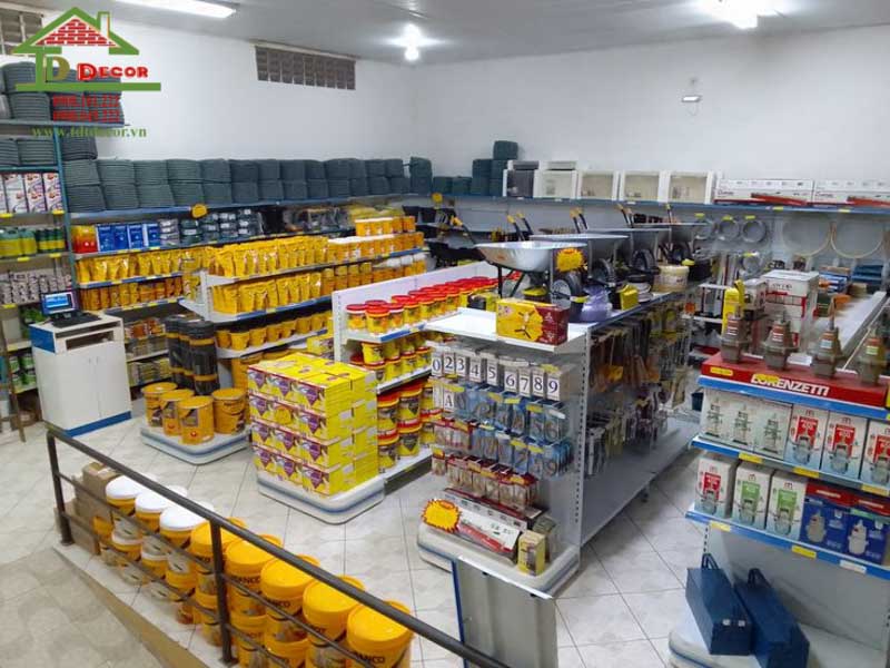 Bố trí thêm kệ đựng sản phẩm trong thiết kế cửa hàng điện nước