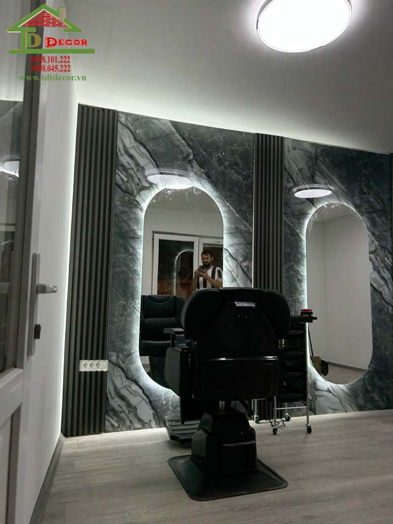 Bên cạnh những màu an toàn như xám, đen thì màu xanh cũng là lựa chọn hoàn hảo cho thiết kế barber shop